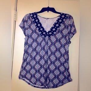 Womens top Leo and Nicole size small. Hangs nicely multicolored.